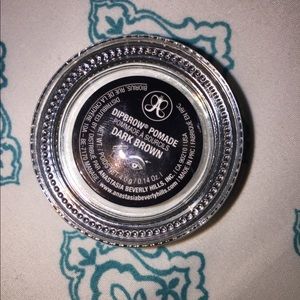 Anastasia Beverly Hills Makeup - Anastasia Dipbrow Pomade in Dark Brown Anastasia Beverly Hills Makeup - Anastasia Dipbrow Pomade in Dark Brown